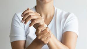 ミリタリープレスの効果的なコツ④「肩・手首に痛みを感じる場合は、ダンベルを利用する」