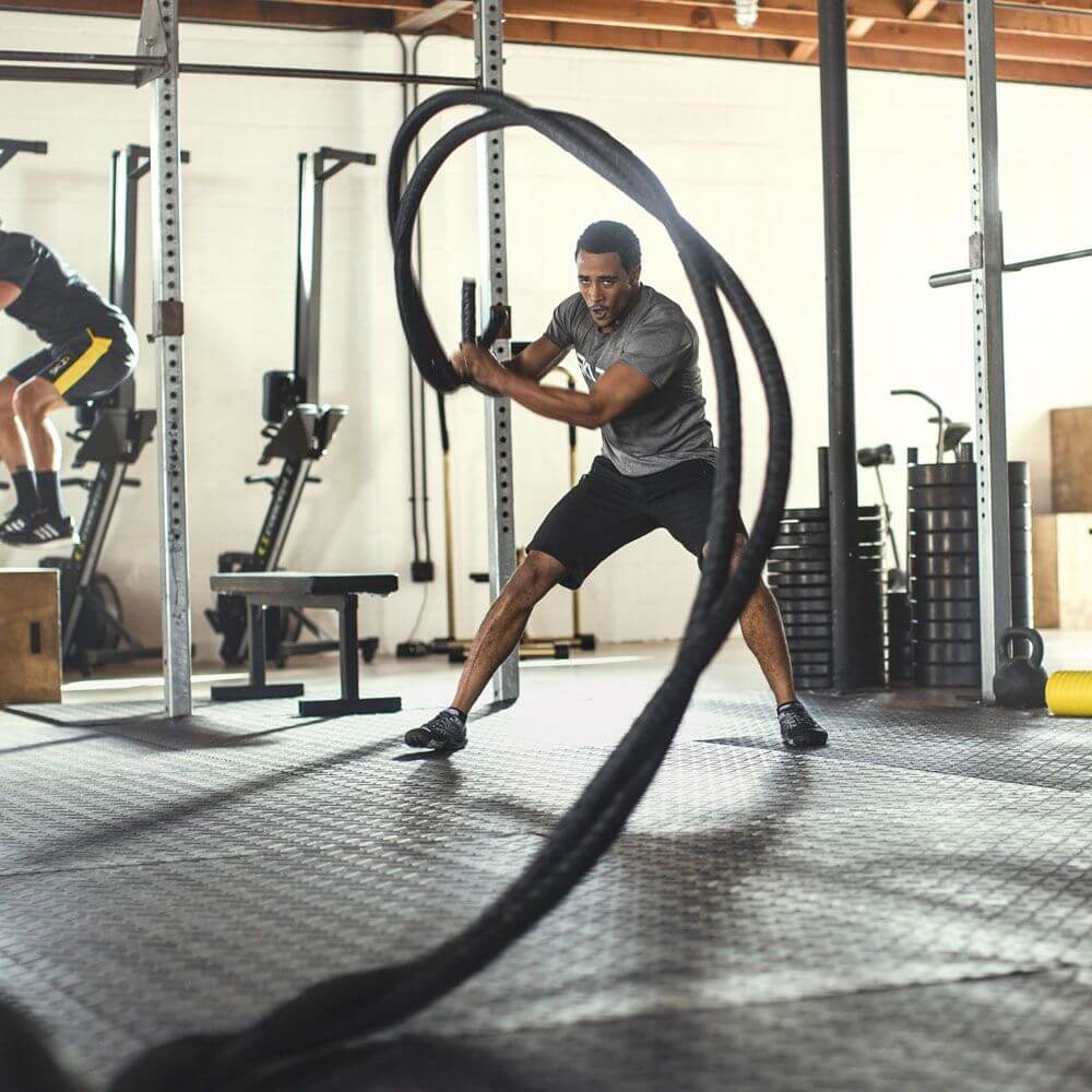 バトルロープの基本的なやり方と効果！全身を鍛える効果的なトレーニング種目ならこれ！ | STEADY Magazine