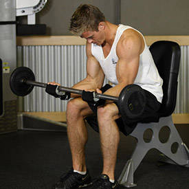前腕筋群を鍛える際は、ウェイトの重量に注意が必要